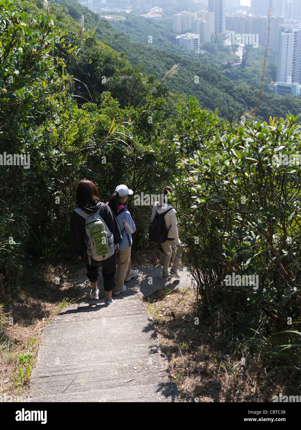 dh Pok Fu Lam Country Park POK FU LAM HONG KONG INSEL japanische Touristen Mädchen Wanderweg junge asien Menschen Wanderweg Stockfoto