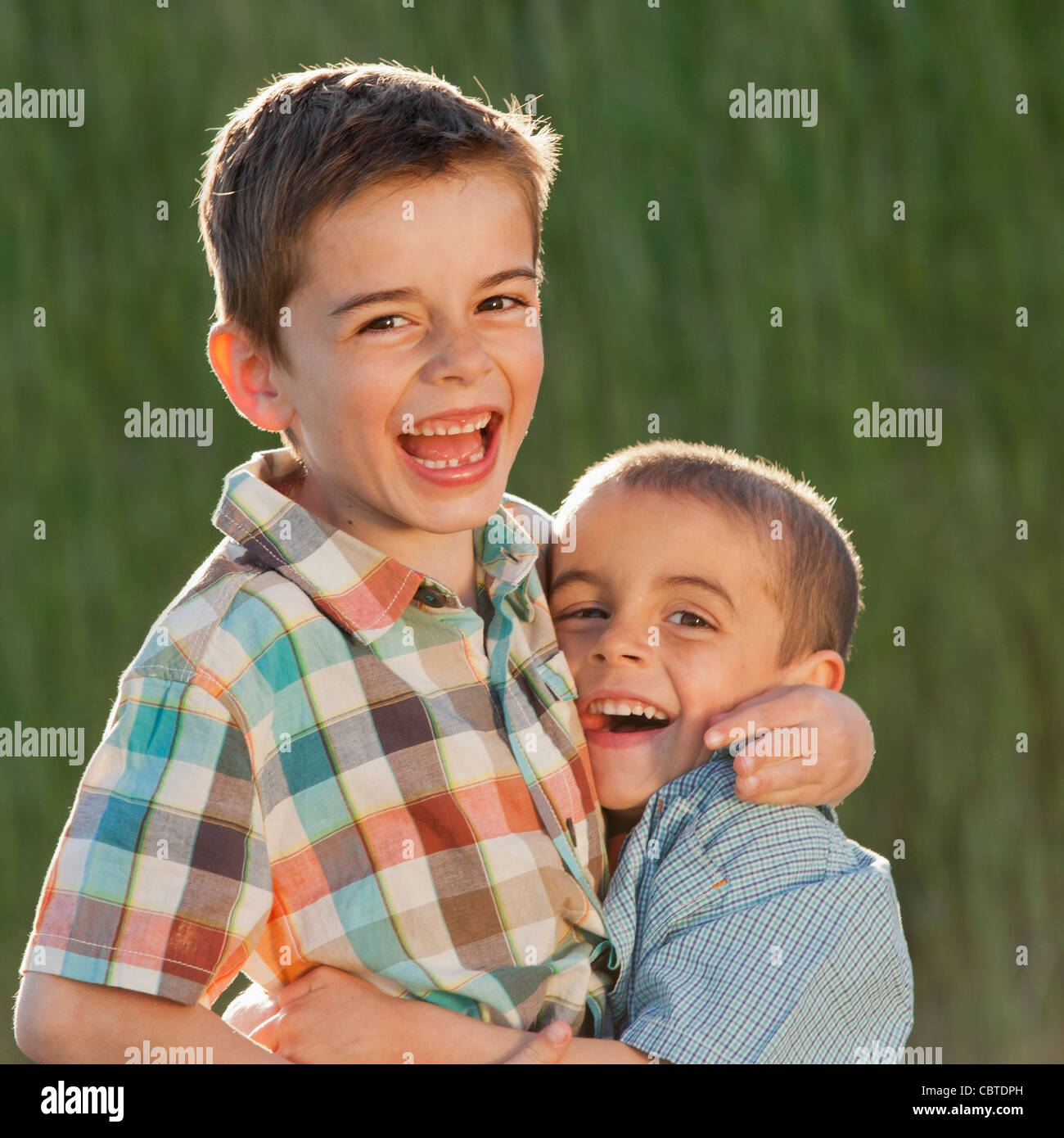 Kaukasischen Brüder umarmen Stockfoto