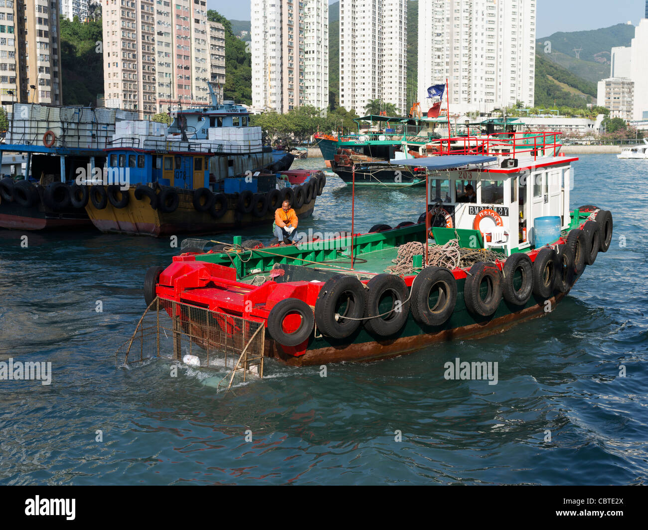 Dh Hafen Aberdeen ABERDEEN HONG KONG Baggerarbeiten Boot für Müll Reinigung bis Anchorage saubere Umwelt sammeln Stockfoto