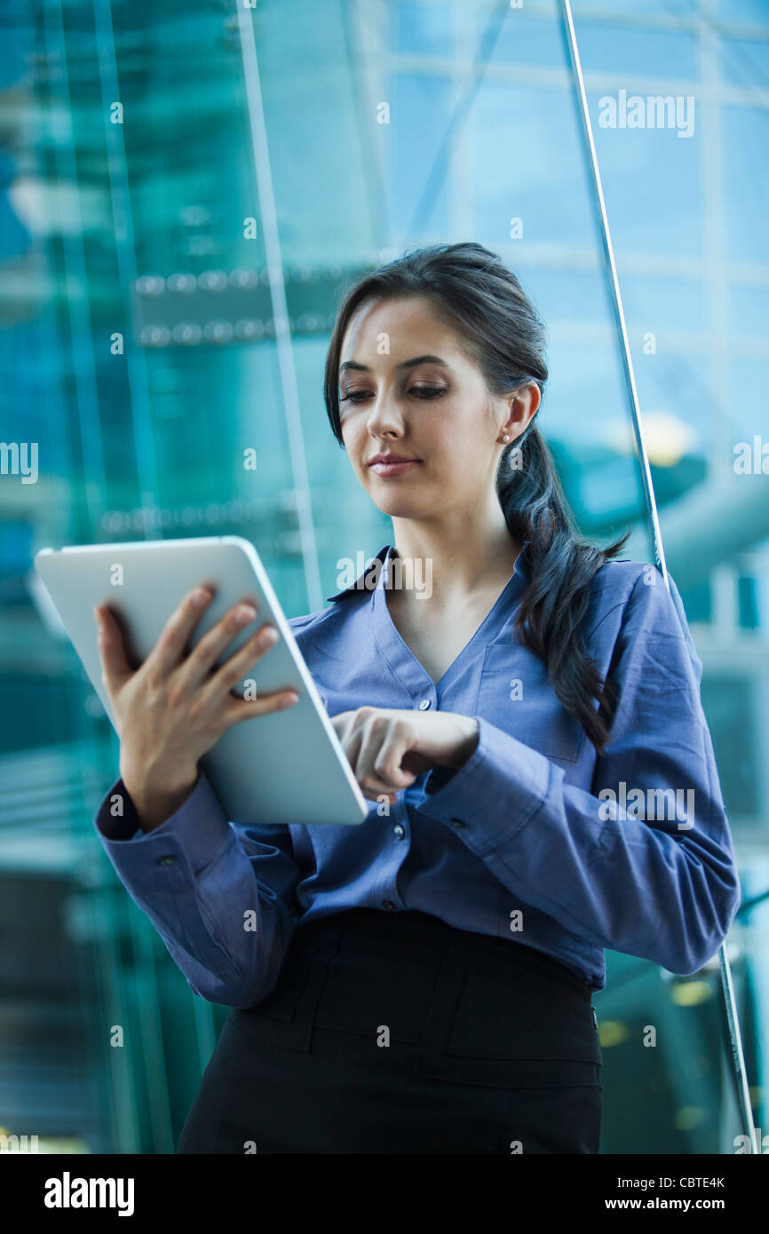 Kaukasische Geschäftsfrau mit digital-Tablette Stockfoto
