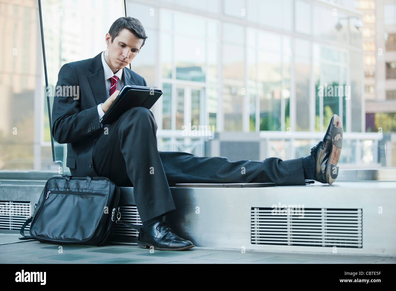 Kaukasische Geschäftsmann mit digital-Tablette Stockfoto