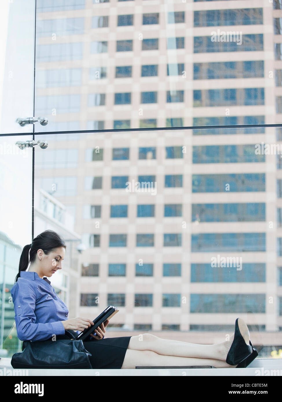 Kaukasische Geschäftsfrau mit digital-Tablette Stockfoto