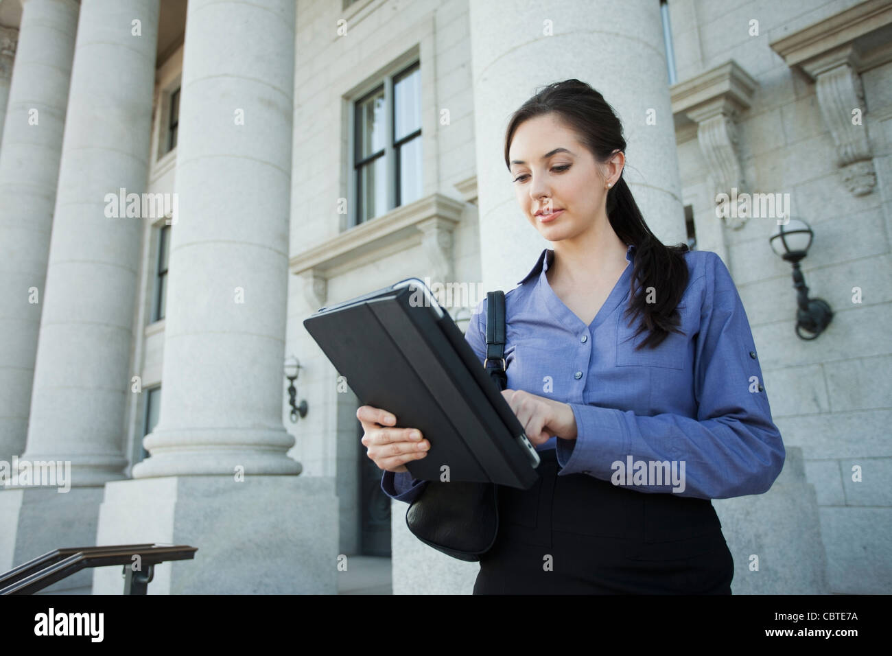 Kaukasische Geschäftsfrau mit digitalen Tablet im freien Stockfoto
