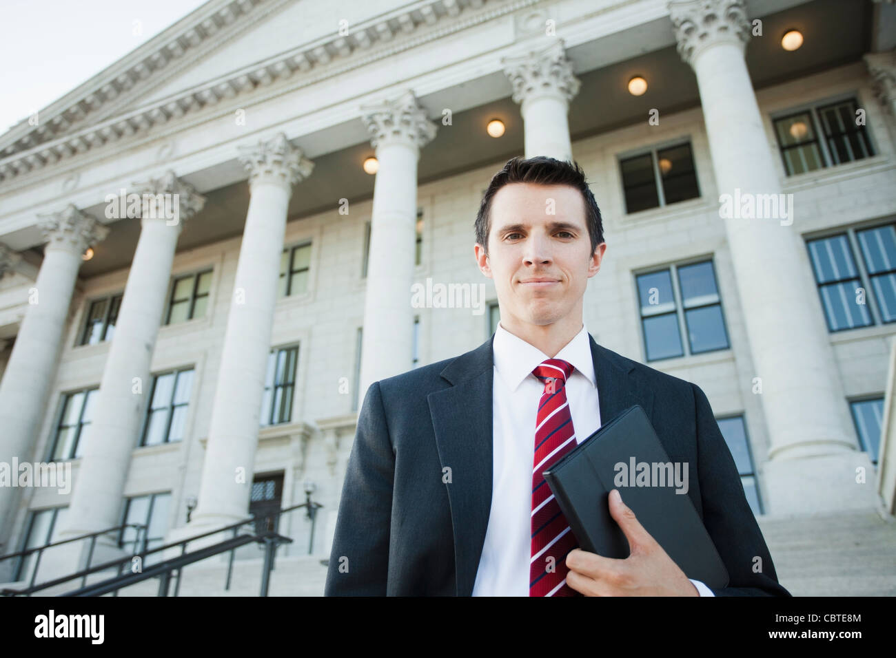 Kaukasische Geschäftsmann im Freien stehen Stockfoto