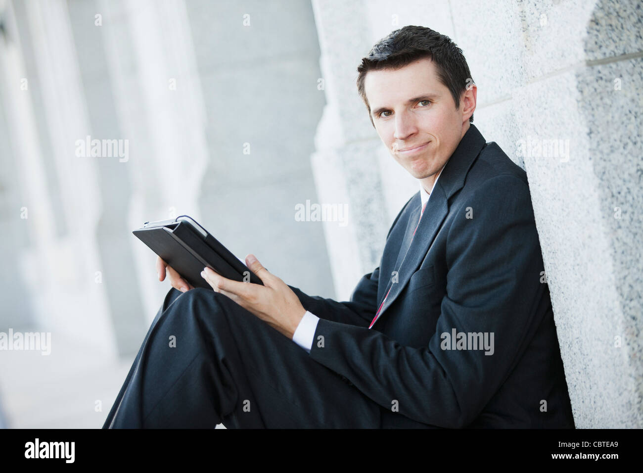 Kaukasische Geschäftsmann mit digitalen Tablet im freien Stockfoto