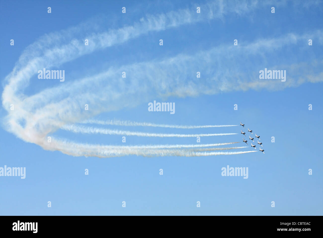 Kanada Snowbirds in einer 9 Schiff-Formation. Stockfoto