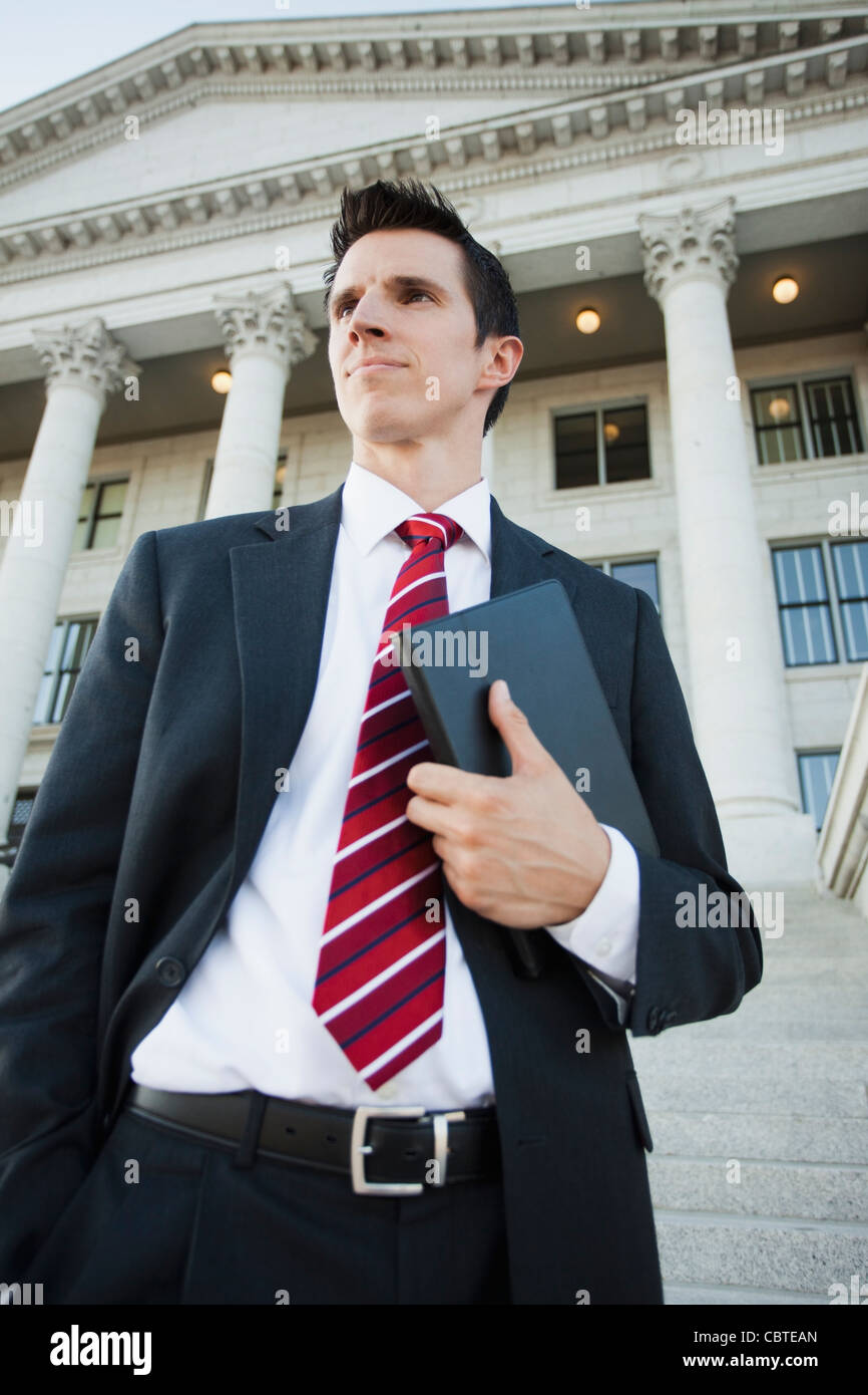 Kaukasische Geschäftsmann im Freien stehen Stockfoto