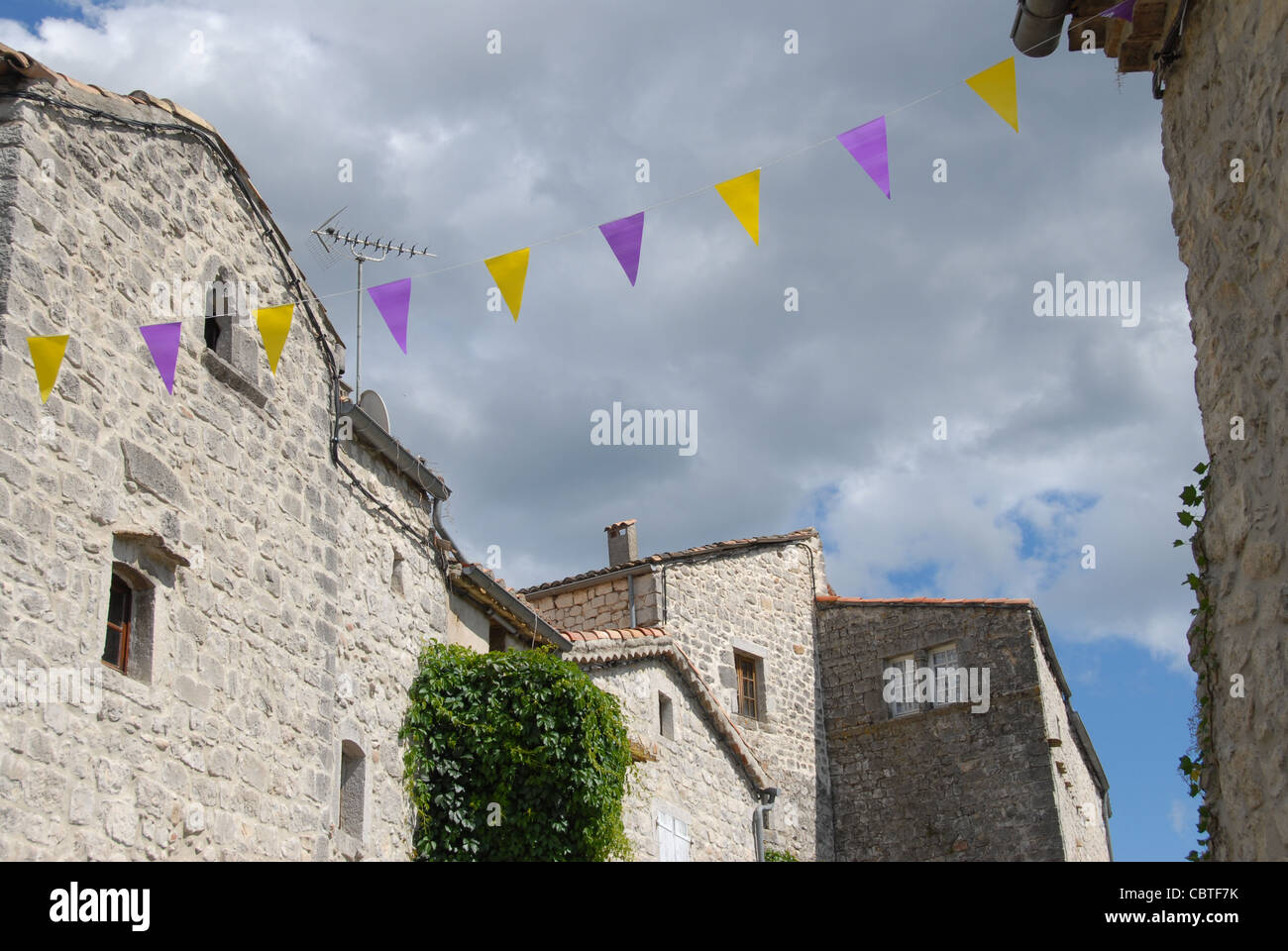 Traditionelle Häuser aus Stein Balazuc, Les Plus beaux villages de France", eines der schönsten Dörfer, Ardèche Stockfoto