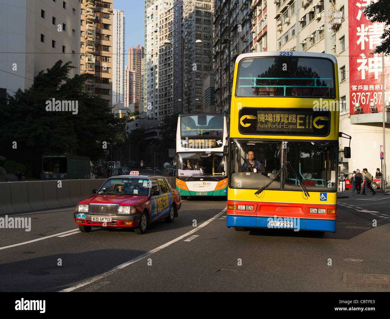 dh-Bus Hong Kong CAUSEWAY BAY HONG KONG rotes Taxi Könige Fahrbahn China Doppeldecker ÖPNV Stockfoto