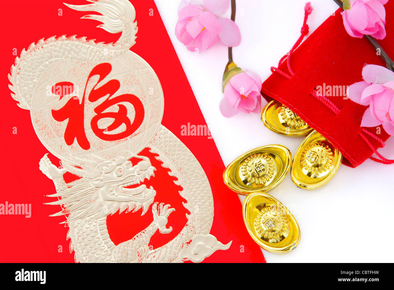 Blüte-Wort mit Goldbarren in rote Tasche Stockfoto