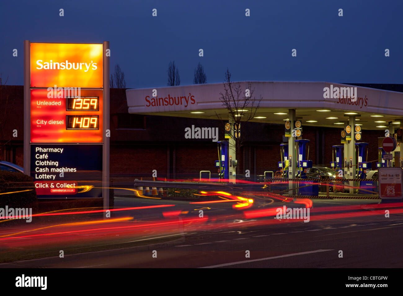 Sainsburys Kraftstoff Garage Vorplatz bei Nacht, England, Europa Stockfoto