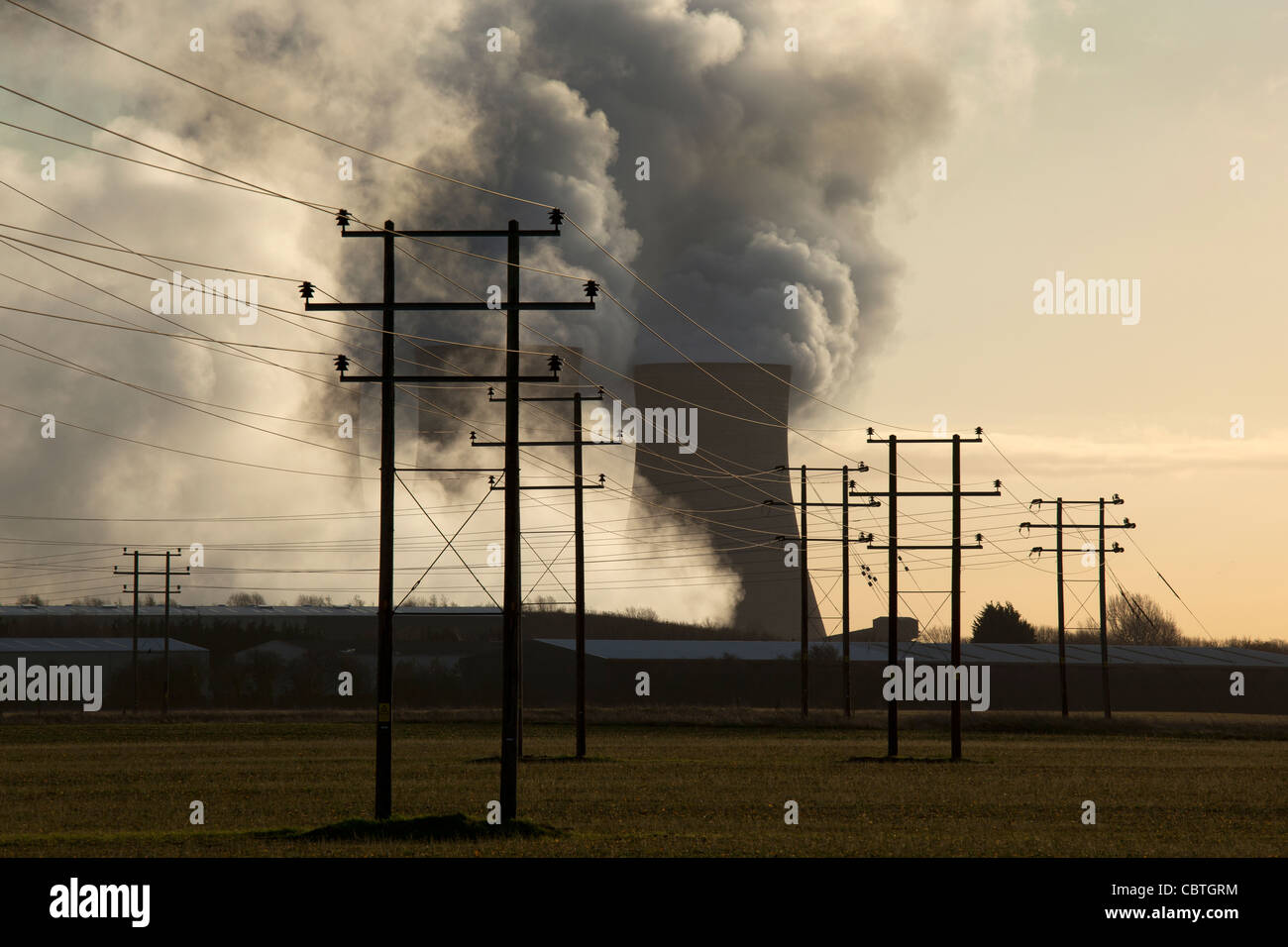Rauch und Dampf steigt aus Kühltürmen eine Kohle gefeuert stromerzeugende Kraftwerk, uk Stockfoto