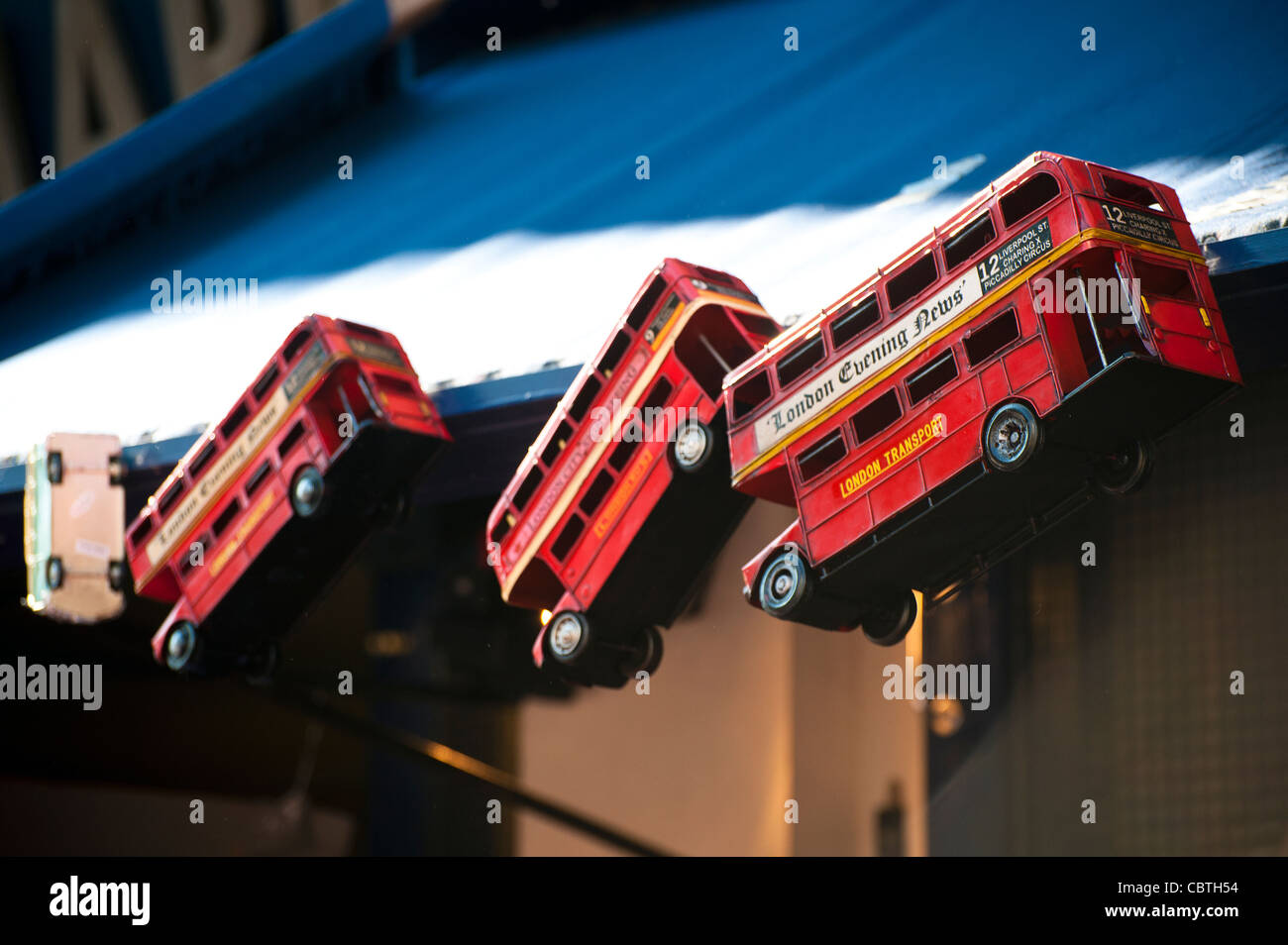 LONDON, Großbritannien - 01. OKTOBER 2011: Souvenirspielzeug Red Routemaster Busse auf einem Straßenmarkt Stockfoto