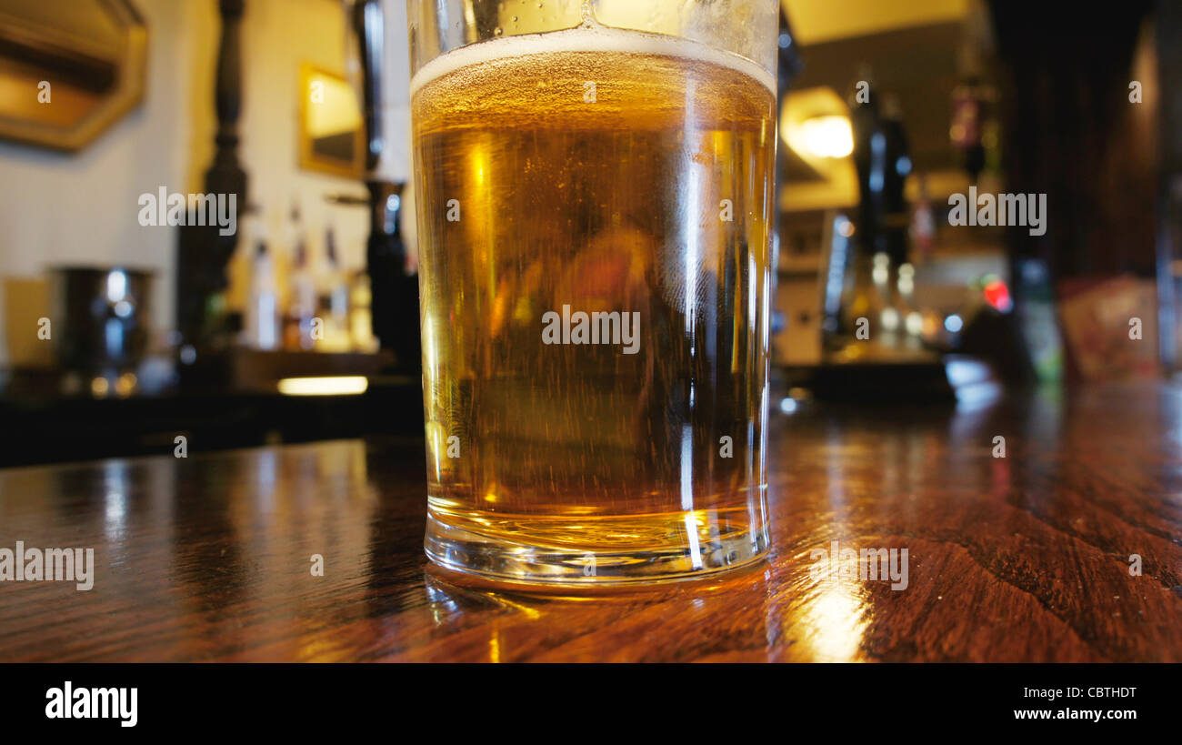 Glas Bier im Pub bar Stockfoto