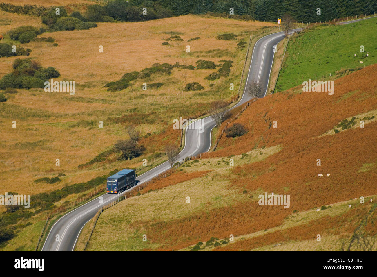 LKW auf kurvenreichen Straße in Nord-Wales Stockfoto