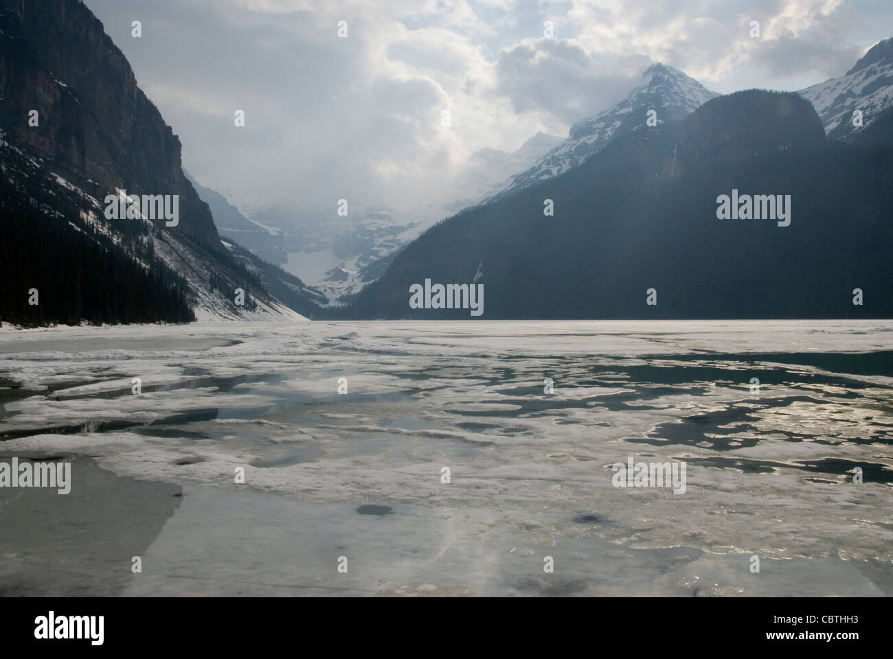Gefrorenen See und Berge, Lake Louise, Banff, Alberta, Kanada Stockfoto