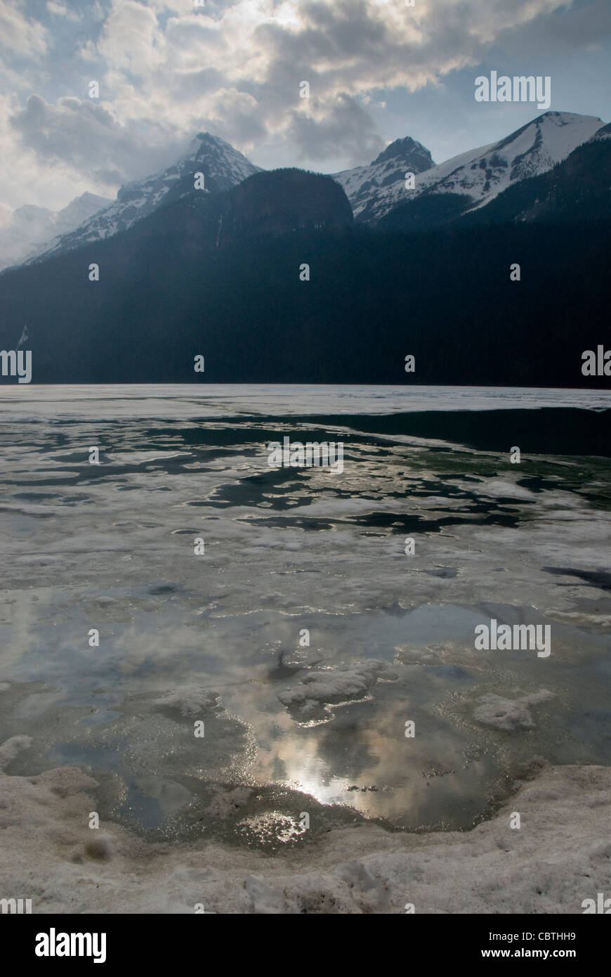 Gefrorenen See und Berge, Lake Louise, Banff, Alberta, Kanada Stockfoto