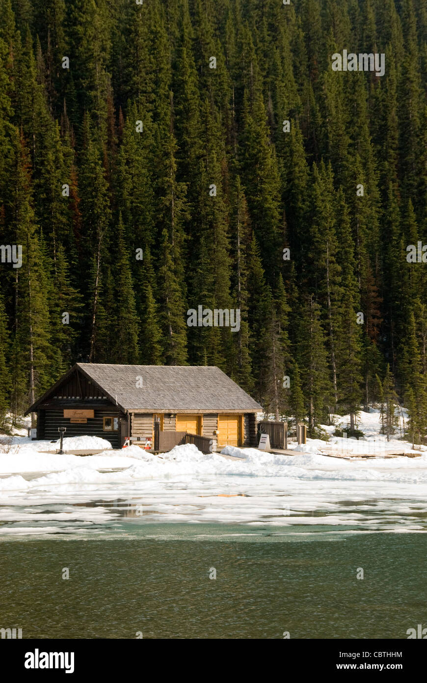 Bootshaus, gefrorenen See und Berge, Lake Louise, Banff, Alberta, Kanada Stockfoto