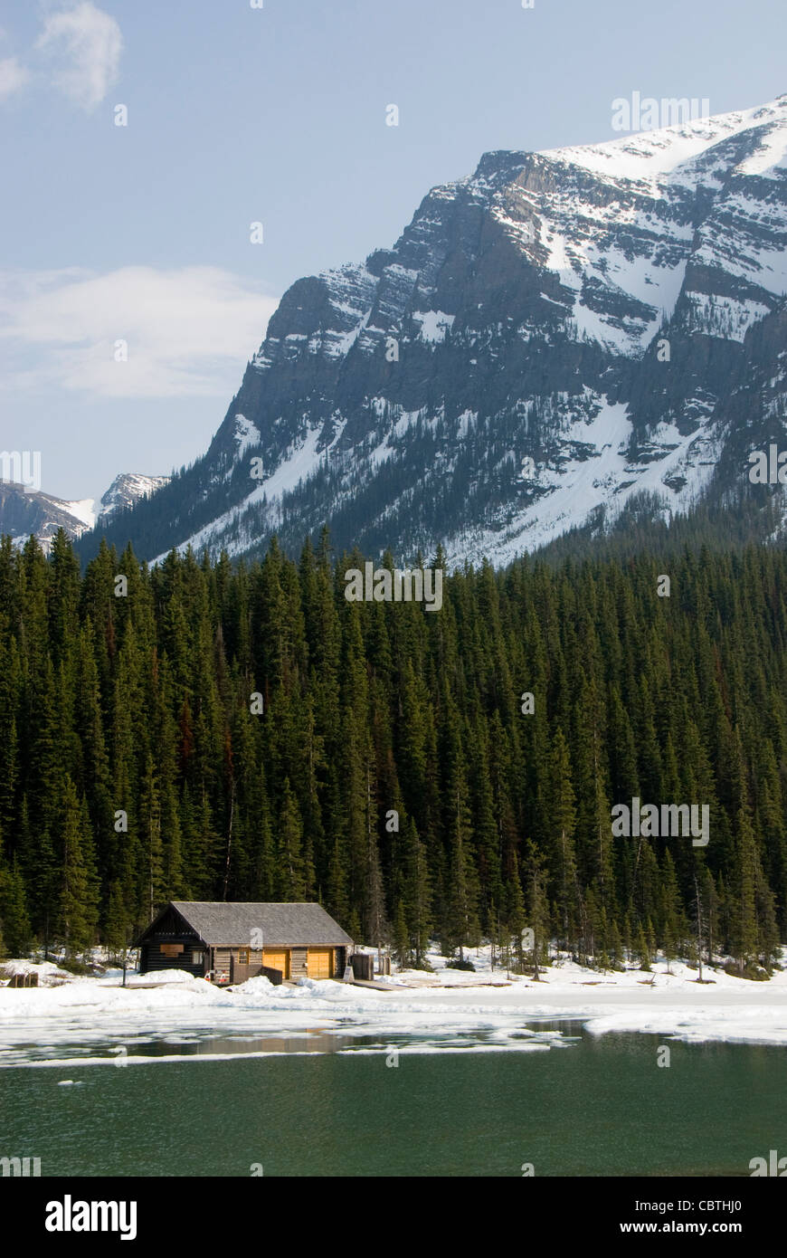 Bootshaus, gefrorenen See und Berge, Lake Louise, Banff, Alberta, Kanada Stockfoto