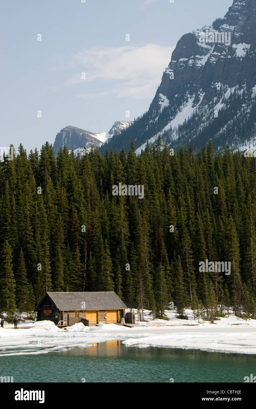 Bootshaus, gefrorenen See und Berge, Lake Louise, Banff, Alberta, Kanada Stockfoto