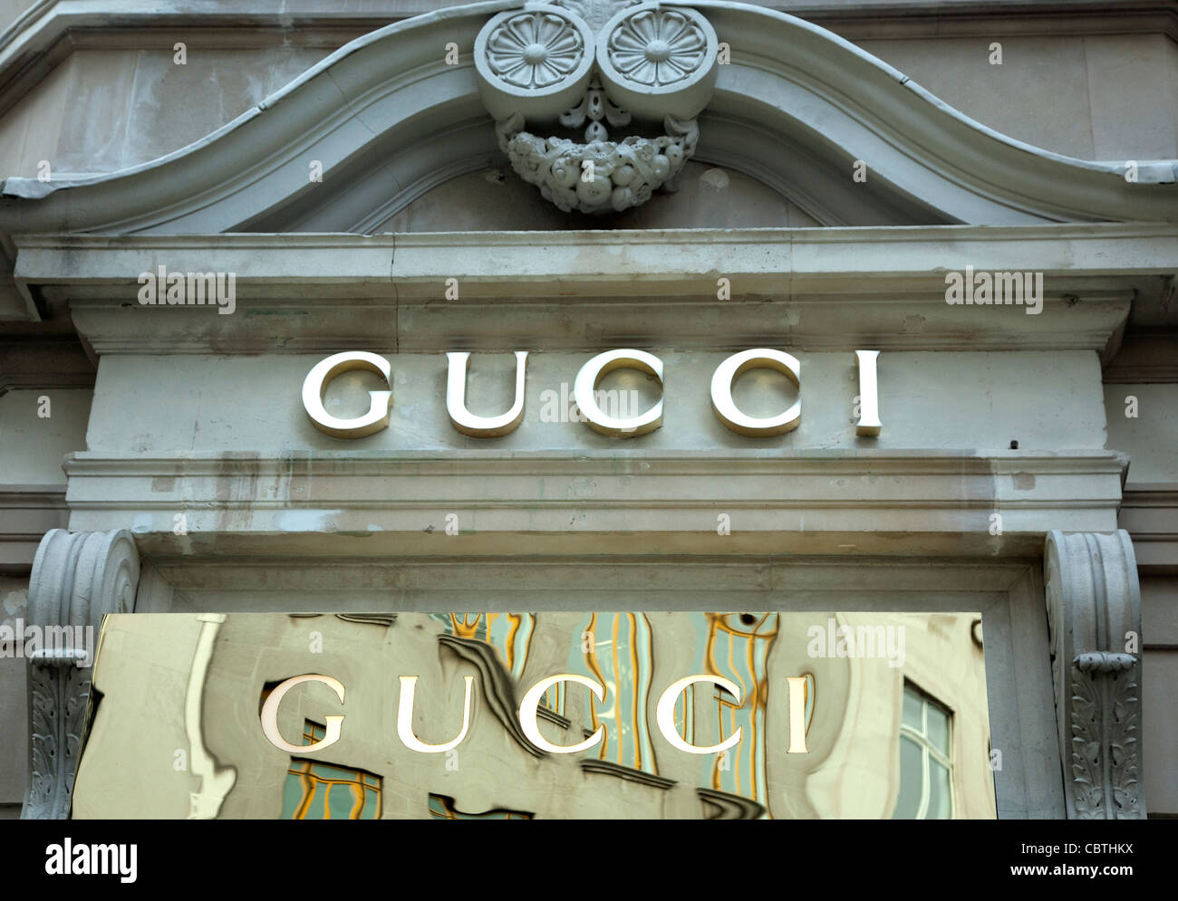 Gucci-Store in Mayfair, London anmelden Stockfoto