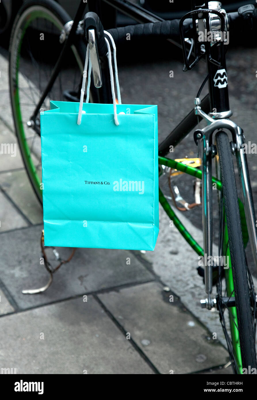 Tiffany Shopping Tasche links auf dem Fahrrad Lenker, Mayfair, London Stockfoto