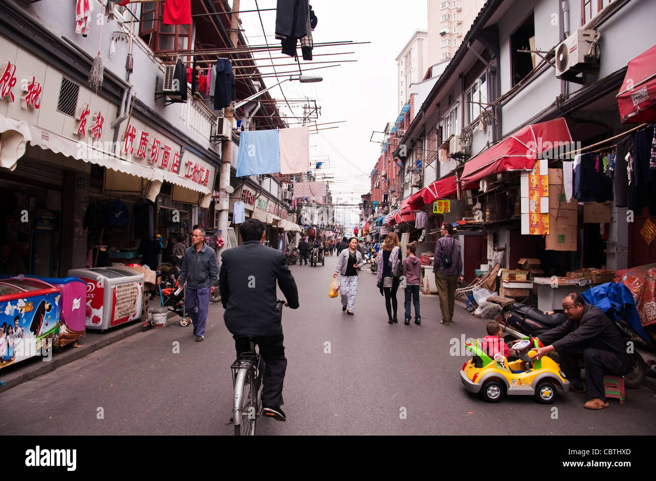 Chinesen in einer Straße von Shanghai Altstadt (Nanshi Bezirk) - China Stockfoto