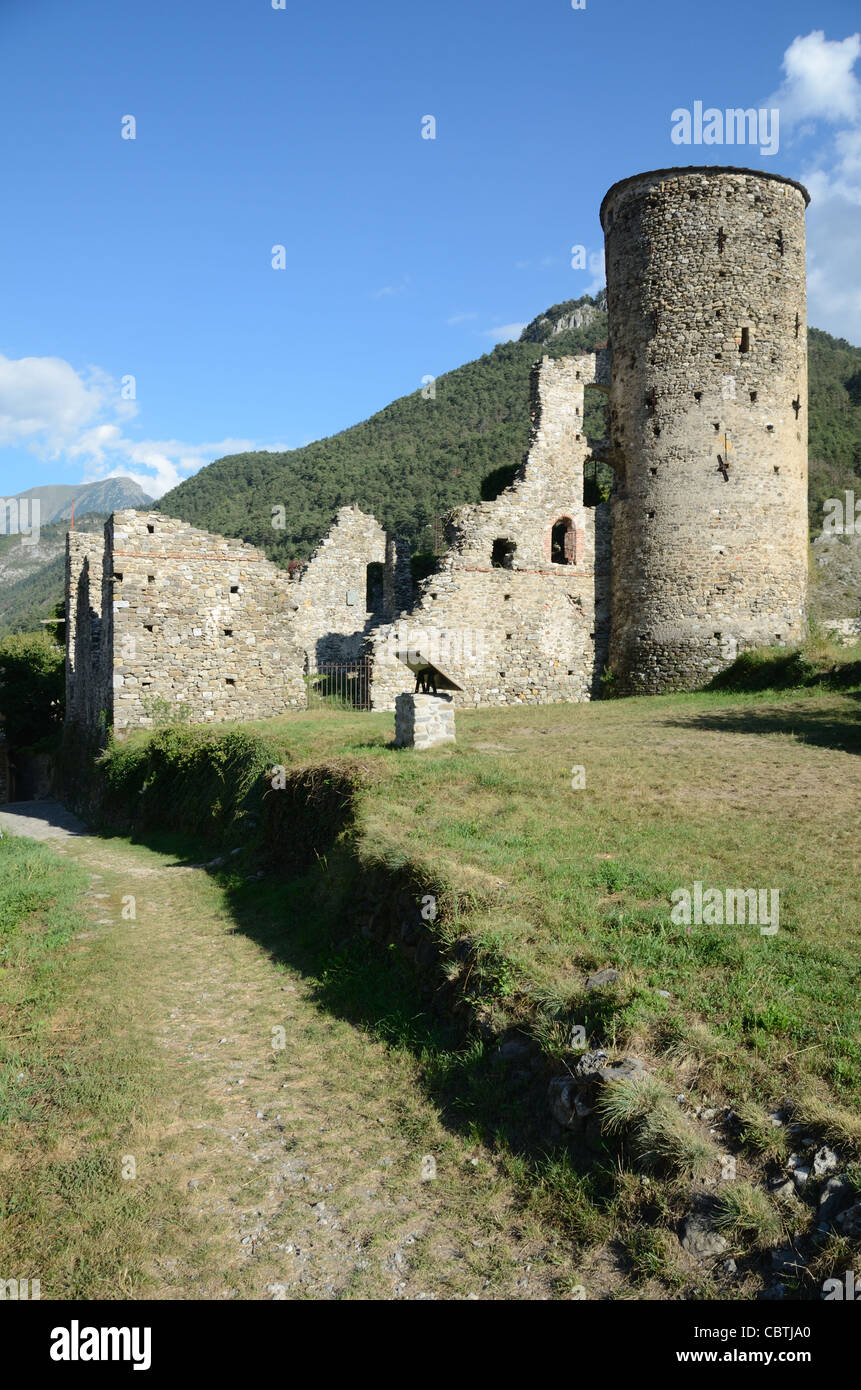 Der zerstörte mittelalterliche Turm von Château Lascaris oder Burg Lascaris, La Brigue im Roya-Tal Alpes-Maritimes Frankreich Stockfoto