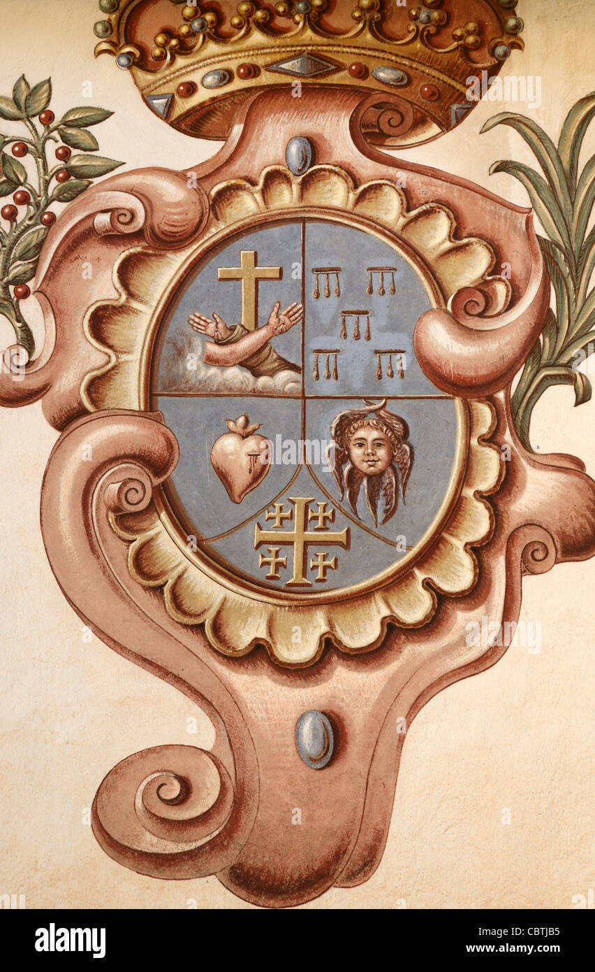 Barocke Gestaltung des franziskanischen Emblems und der christlichen monastischen Symbole, Franziskanerkloster Saorge im Roya-Tal Alpes-Maritimes Frankreich Stockfoto