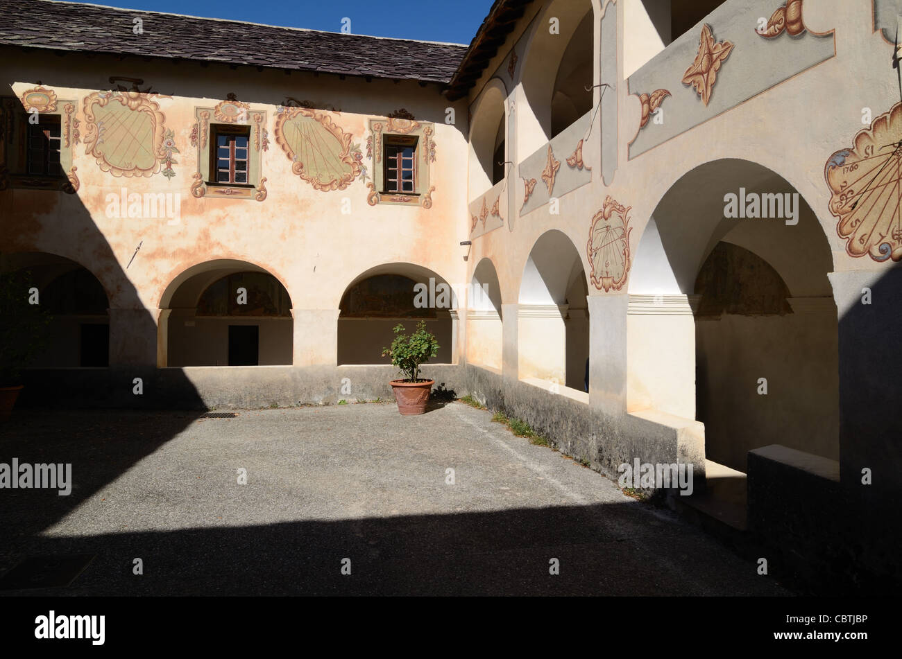 Innenhof des Franziskanerklosters Saorge im Roya-Tal Alpes-Maritimes Frankreich Stockfoto
