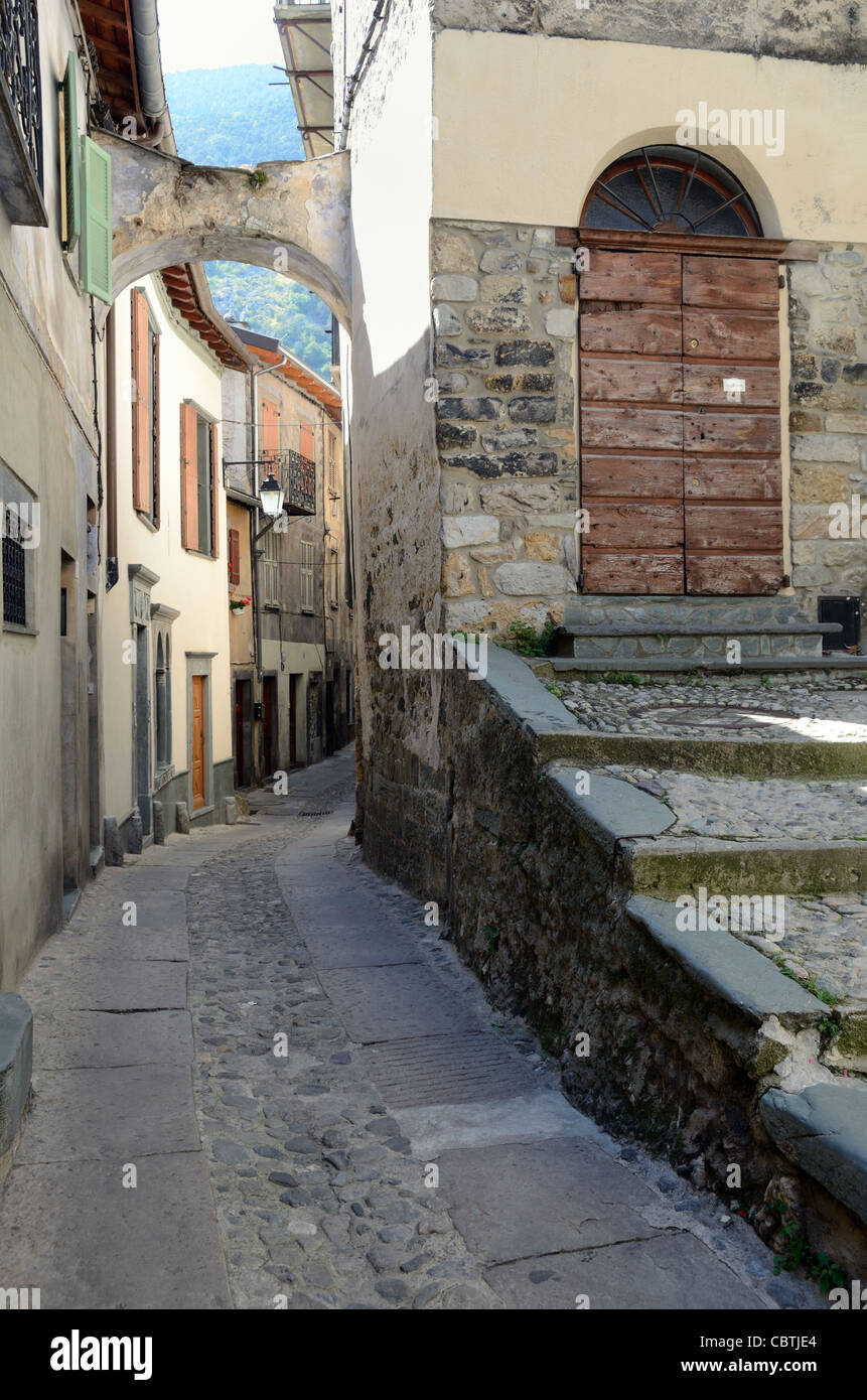 Schmale Straße oder Gasse in der alten Stadt von Tende, Roya-Tal, Alpes-Maritimes, Frankreich Stockfoto