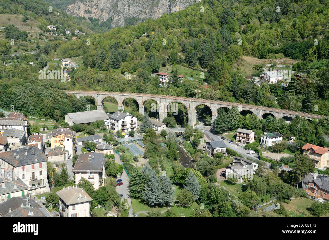 Luftaufnahme oder Hochwinkelansicht über Tende Bahn oder Eisenbahnviadukt auf der Linie Nice nach Cuneo, Tende, Roya Valley, Alpes-Maritimes, Frankreich Stockfoto