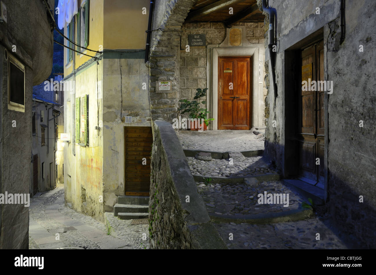 Dunkle Gassen und enge Gassen bei Nacht Tende Altstadt, Roya Valley Alpes-Maritimes Frankreich Stockfoto