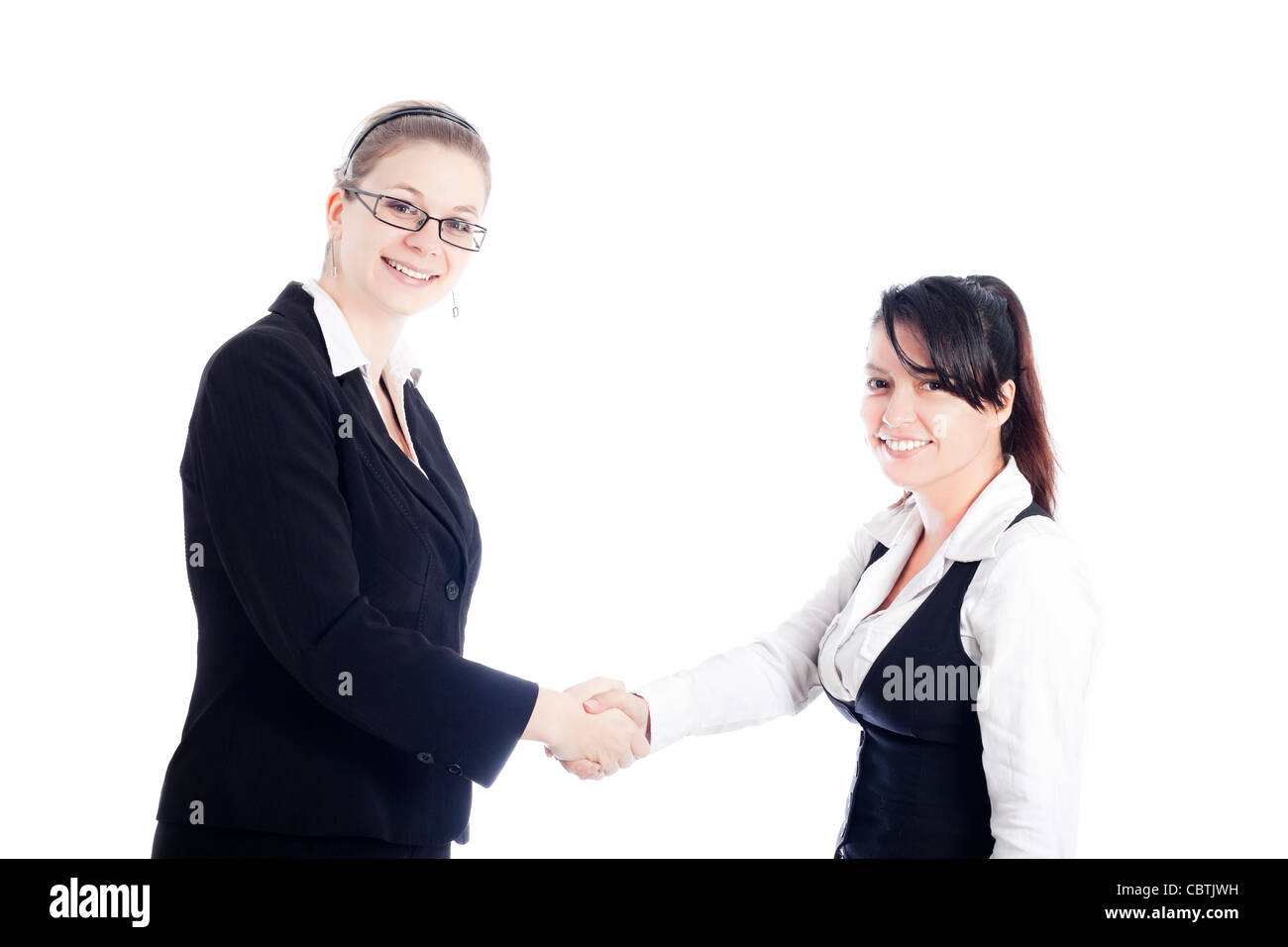 Zwei glückliche Business Frauen Handshake, isoliert auf weißem Hintergrund. Stockfoto