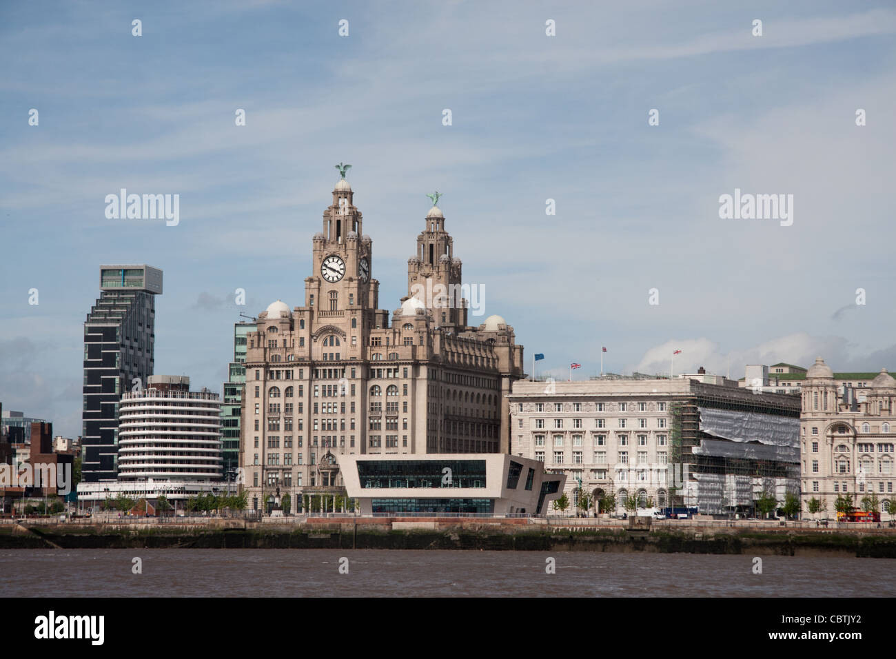 Der Pier Head Uferpromenade mit Royal Liver Building, Merseyside, Liverpool, UK Stockfoto