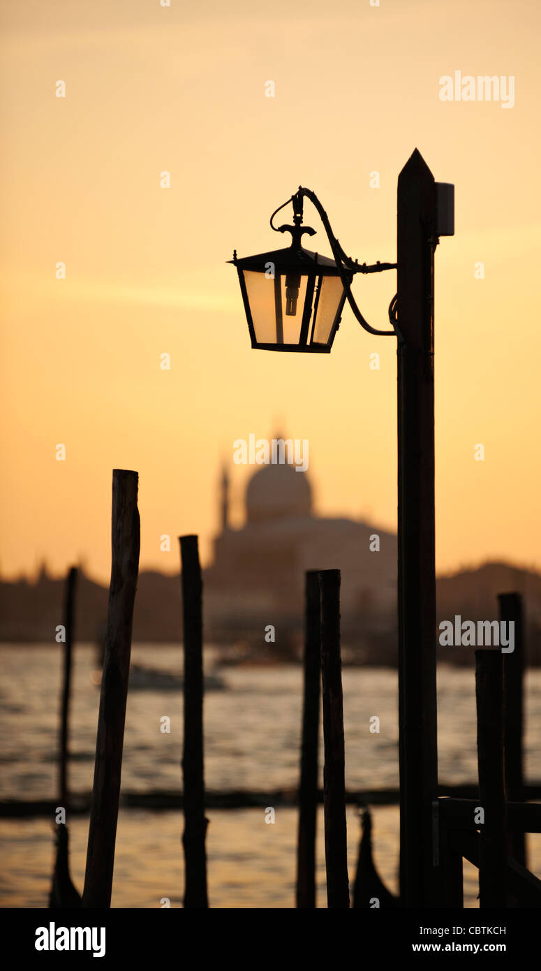 Traditionelle Lampe und der Chiesa del Santissimo Redentore bei Sonnenuntergang, Venedig, Venetien, Italien Stockfoto