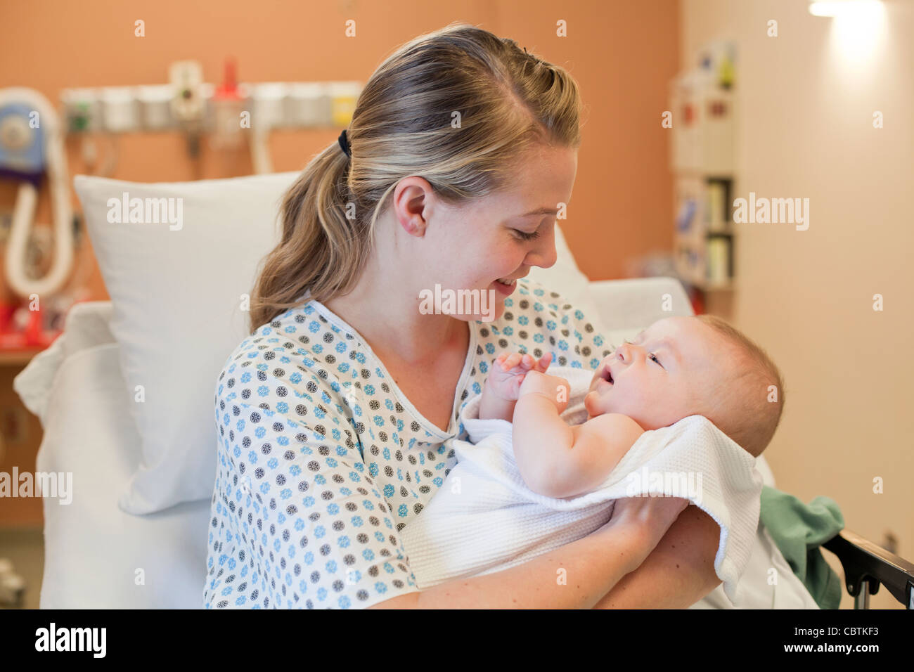 Junge Mutter mit ihrem Neugeborenen Baby im Krankenhaus. Stockfoto