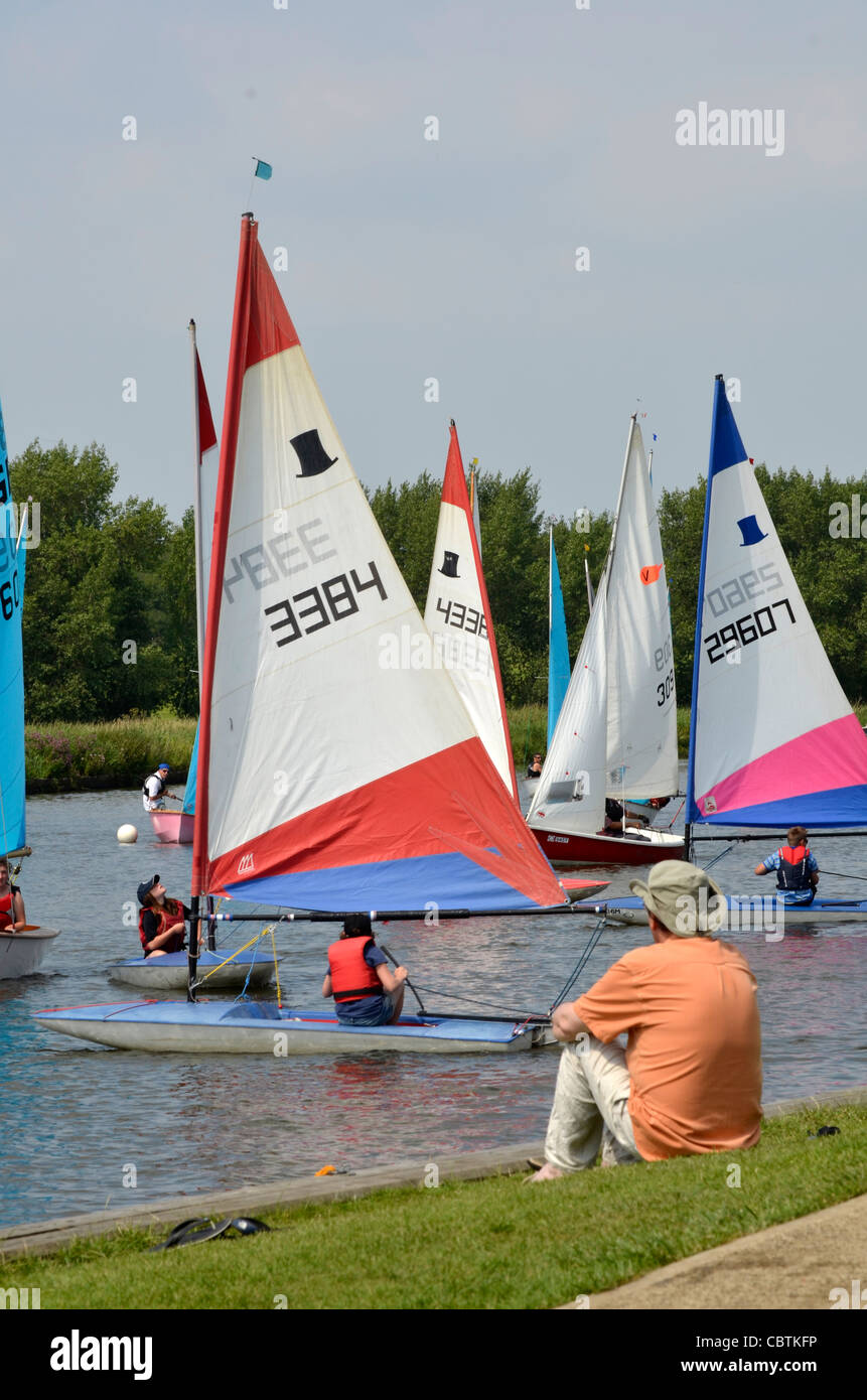 Man beobachtete Topper maroden Dingies Rennen am Fluß waveney Stockfoto