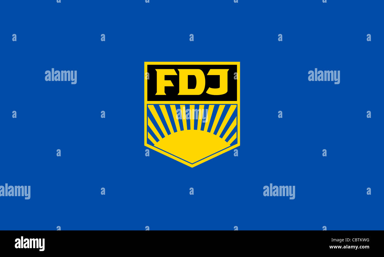 Flagge der DDR-Jugendorganisation "Freie Deutsche Jugend" FDJ mit dem Emblem des Staates nahe Jugendorganisation. Stockfoto