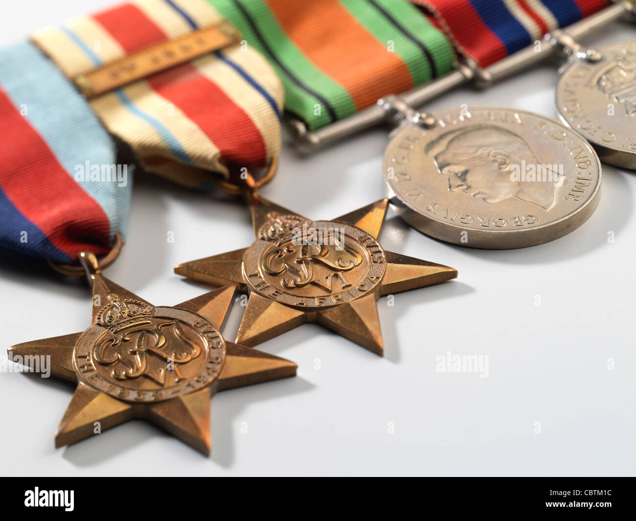 Medaillen im 2. Weltkrieg, einschließlich der 8. Armee Afrika Star, The Defence-Medaille und die Territorialarmee-Medaille. Stockfoto