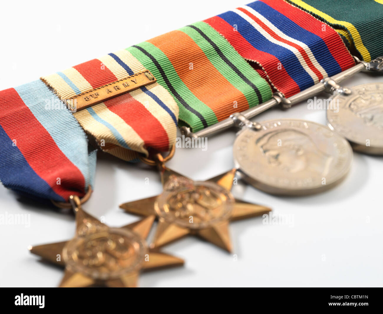 Medaillen im 2. Weltkrieg, einschließlich der 8. Armee Afrika Star, The Defence-Medaille und die Territorialarmee-Medaille. Stockfoto