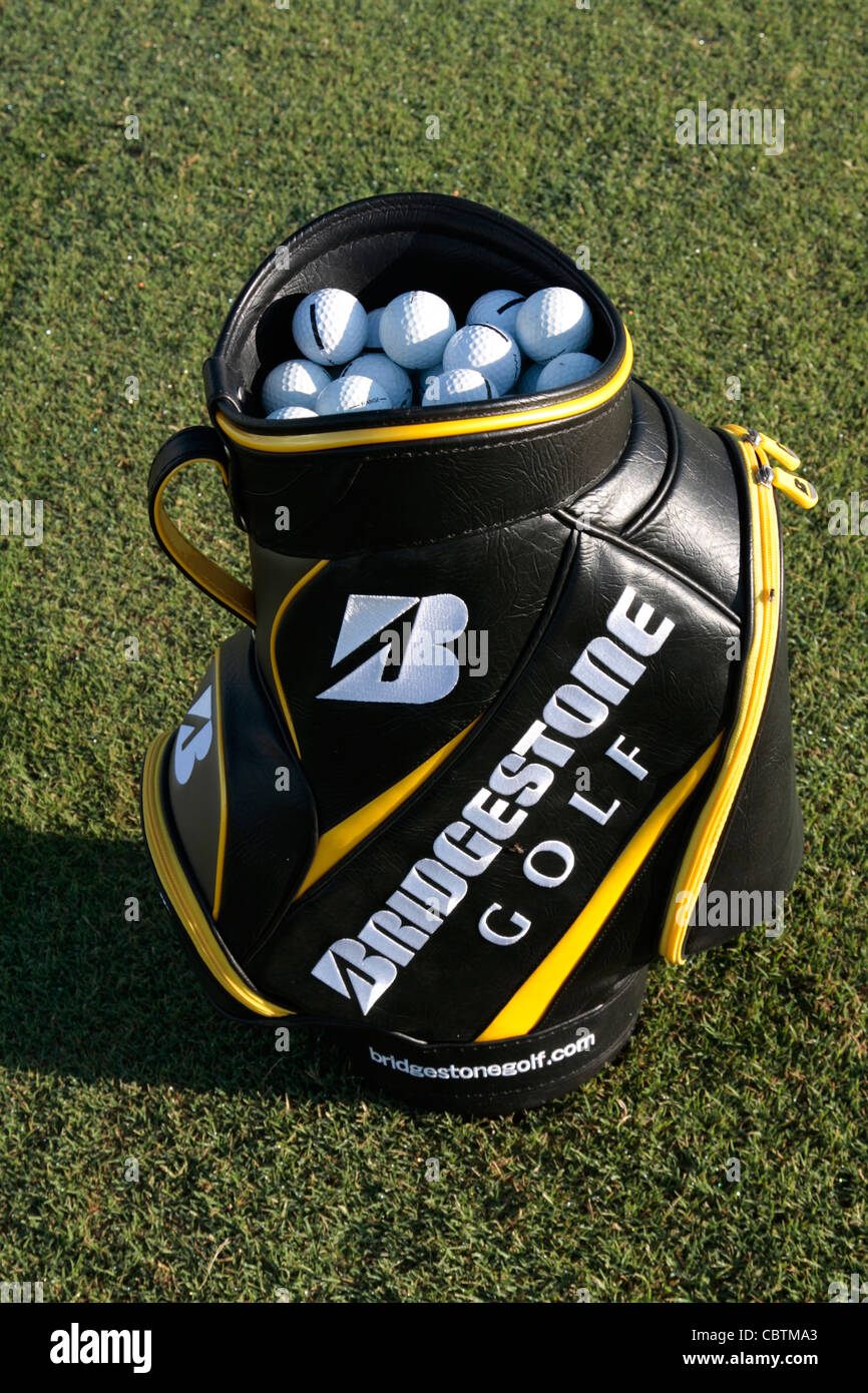 Ein Bridgestone Golf Bag gefullt mit Golfballen auf der driving Range im Abama Resort in Playa San Juan Teneriffa Kanarische Inseln Stockfotografie Alamy