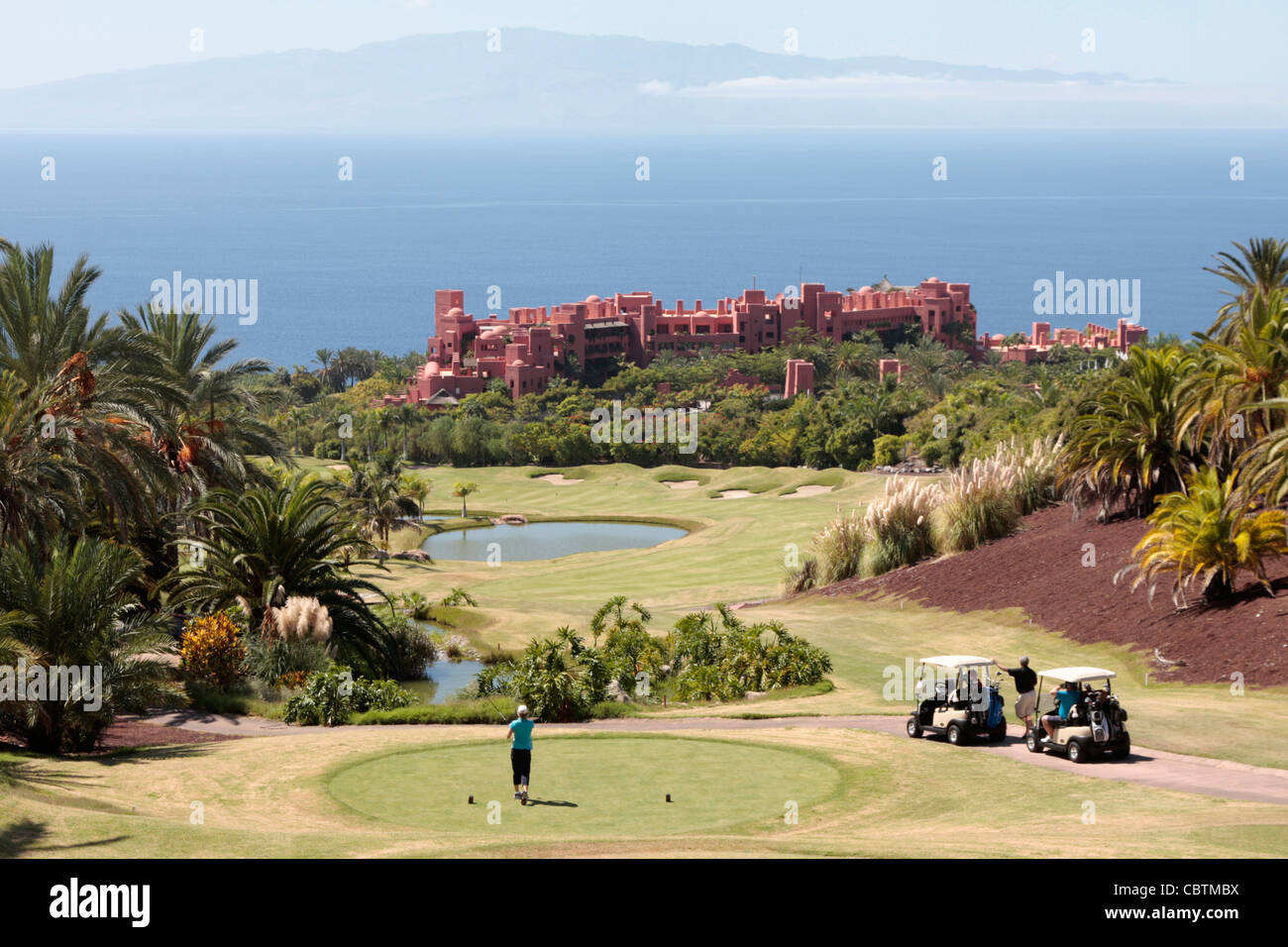 Eine Golfspielerin abschlägt im Abama Resort in Playa San Juan-Teneriffa-Kanarische Inseln-Spanien Stockfoto