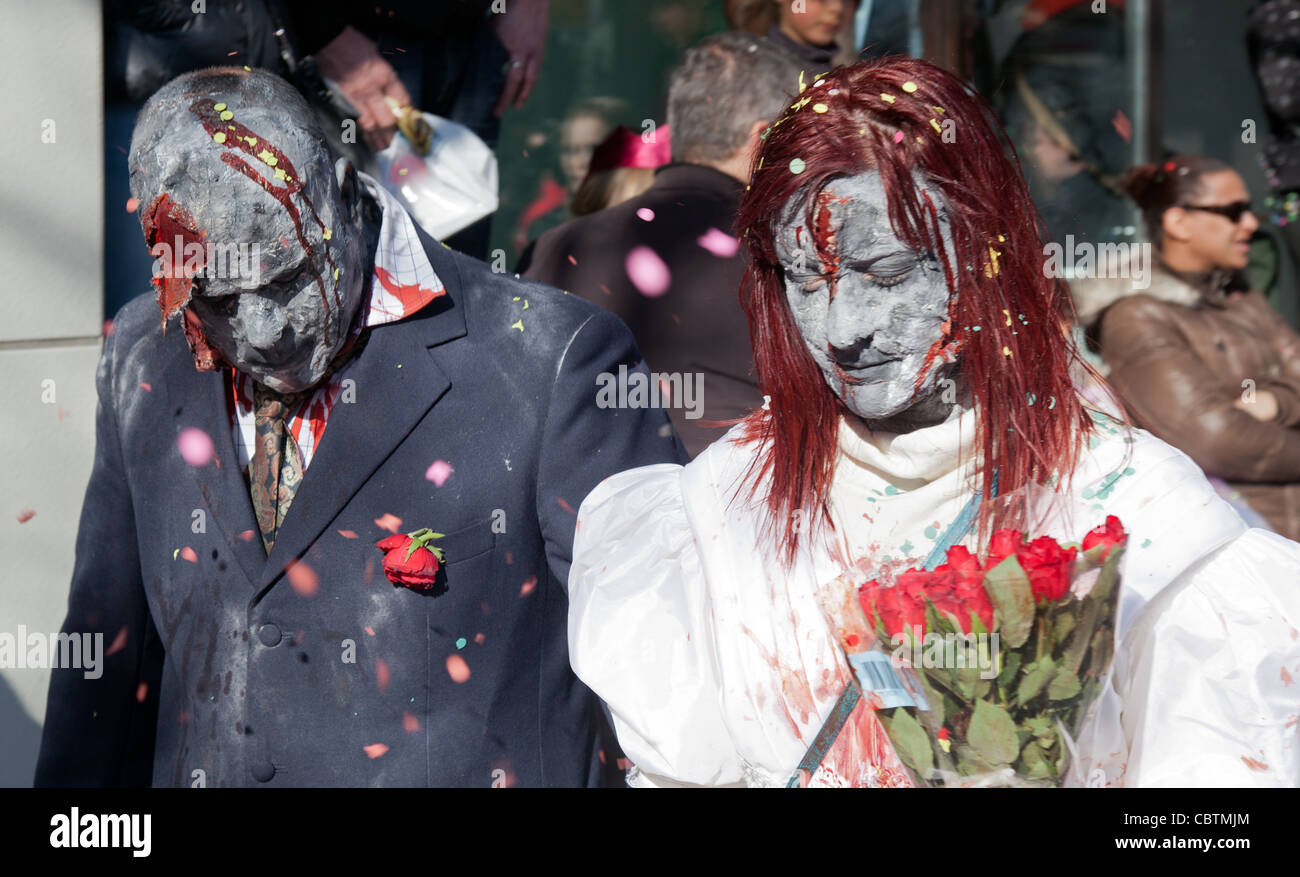 Ein Mann und eine Frau in gothic Kostüme verkleidet als Undeads bei den Carneval in Sion Wallis Wallis gemalt Stockfoto