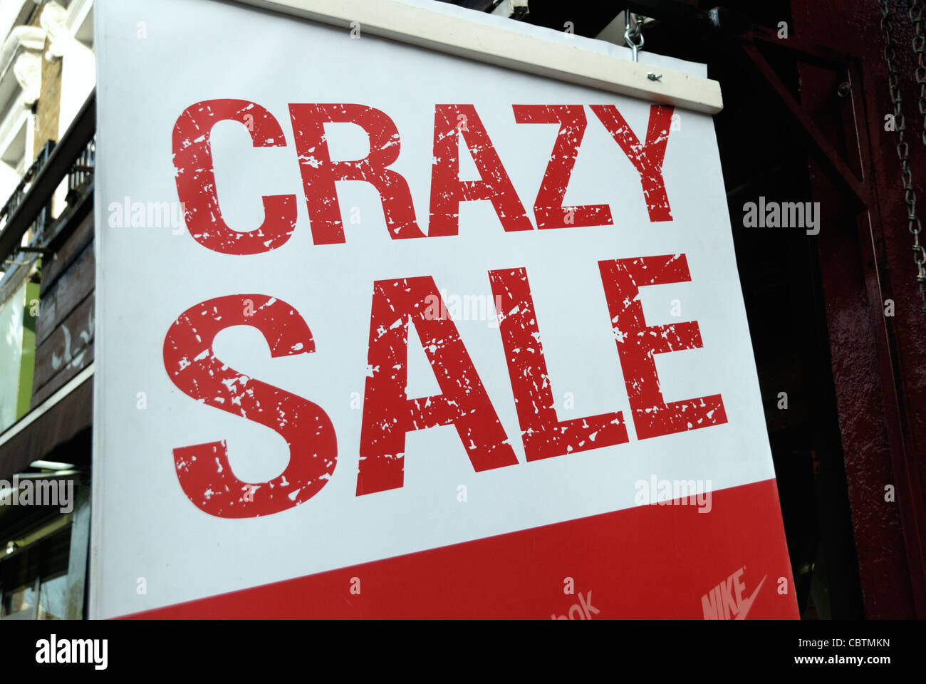 "Crazy Sale" Schild vor einem Geschäft Stockfoto