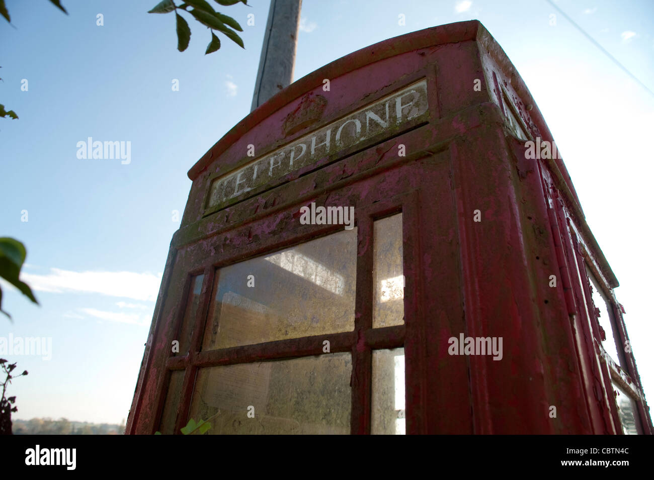 Rote Telefonzelle nicht mehr in Gebrauch Stockfoto