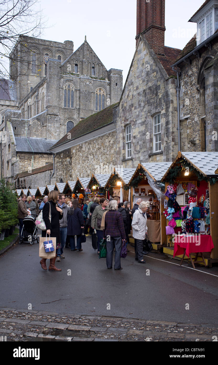 Weihnachtsmarkt an der Winchester Kathedrale Hampshire England UK Stockfoto