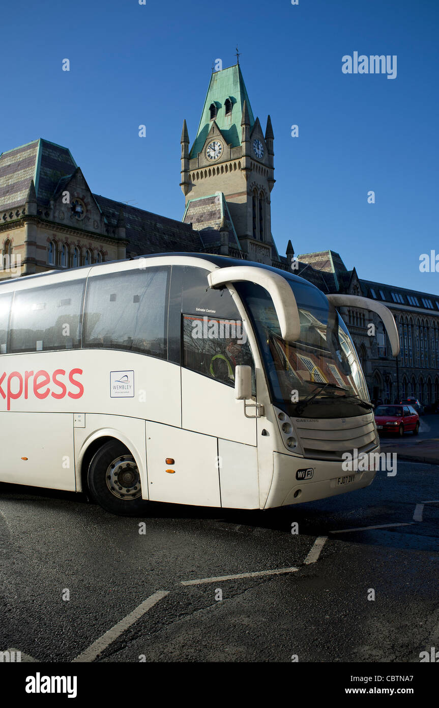 Busfahrer Bus National Express Kabine modernes Design Spiegel Rückspiegel Stockfoto