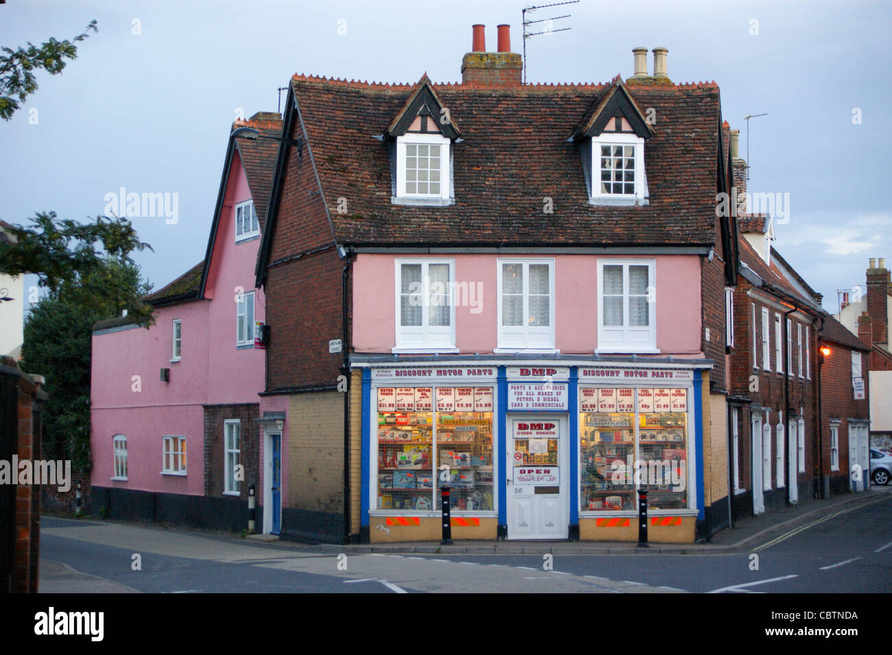 "Rabatt Motorteile", auto-Ersatzteile-Shop in einem georgianischen Gebäude, 56 St. Mary Street, Bungay, Suffolk, Sonnenuntergang Stockfoto