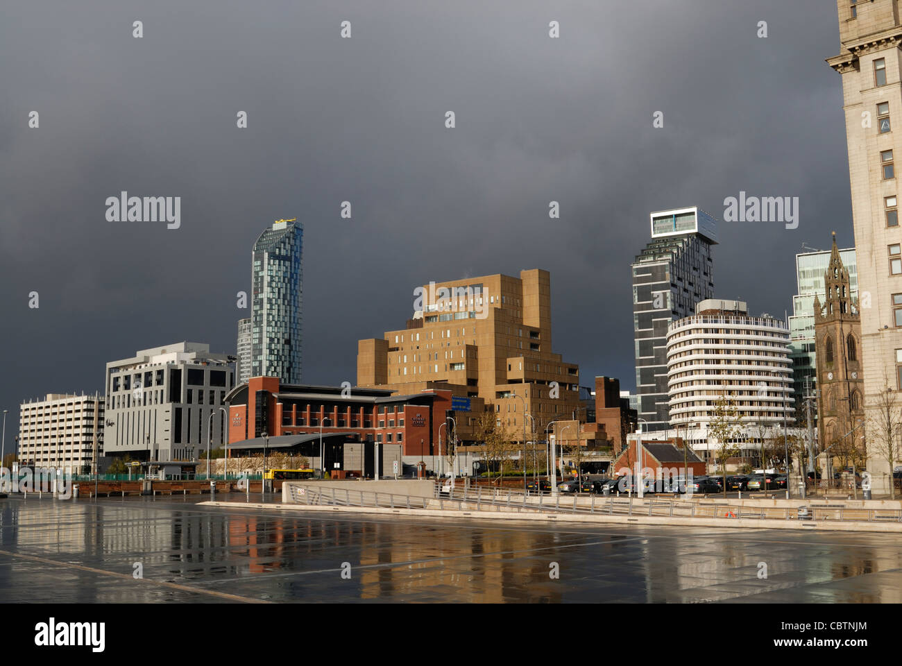 Das Gewerbegebiet von Liverpool mit Hotels & Büros. Stockfoto